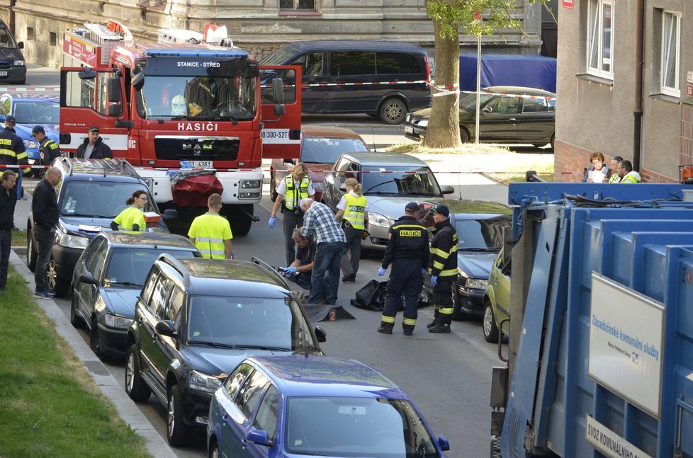 Popelářský vůz srazil a usmrtil paní Vlastu (†66) před domem, ve kterém pečovala o invalidní sestru.