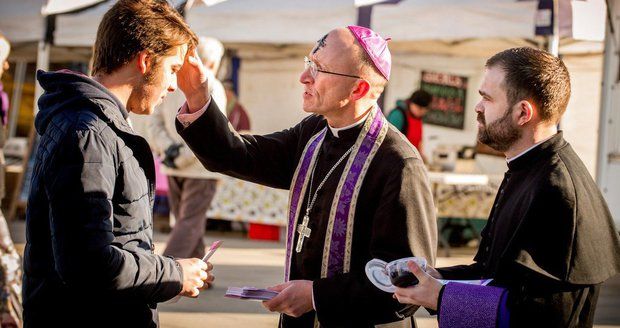 Bez masa či radovánek: Křesťanům Popeleční středou začal půst. Potrvá 40 dnů