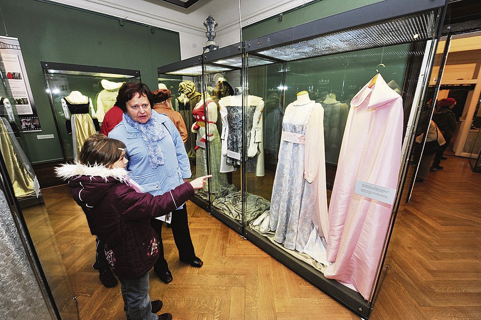 Plesové šaty patří k nejoblíbenějším exponátům.