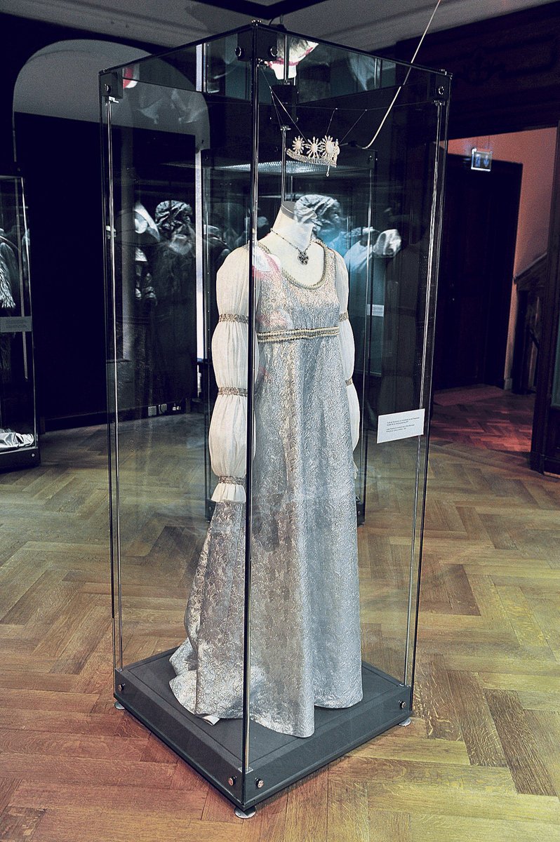 Mezi vystavenými kostými z filmu jsou i Popelčiny plesové šaty