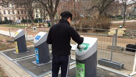 Obyvatelé Brna mohou zatím třídit jen papír, sklo a plasty. Kontejnery na bioodpad ve městě zatím schází, přestože v jiných městech kraje jsou již několik let.