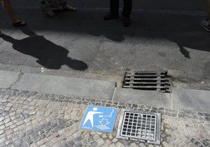 Magistrát se bojí nedopalků od cigaret. Začíná instalace nových popelníků v zemi.