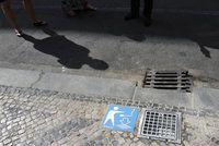 Praha bojuje s nedopalky: Do země nechala zapustit popelník