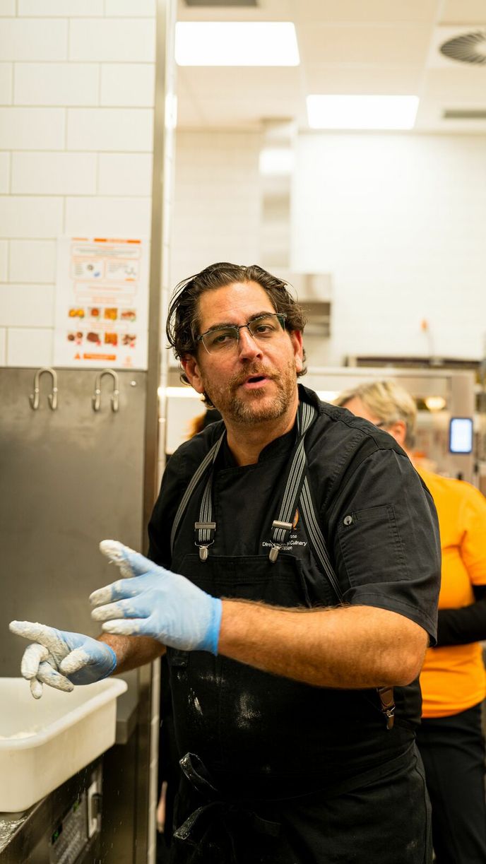 Globální šéfkuchař šéfkuchař Popeyes Peter Genna pomáhá s rozjezdem řetězce v Česku