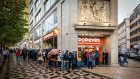 Otvíračka první pobočky řetězce Popeyes v Česku, lidé ve frontě trpělivě čekají však i třetí týden od otevření