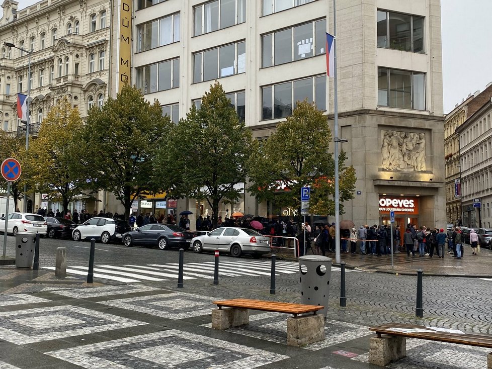 Fronta při otevření první pobočky fastfood řetězce Popeyes v Praze. (3.11.2023)