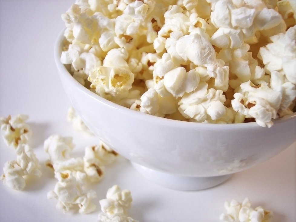 POPCORN 3 hrnky obsahují: 360 kilojoulů, 19 g sacharidů, 3,5 g vlákniny. Pokud vás honí mlsná na slané, slaný popcorn je rozhodně lepší volbou než chipsy. Podle studie zveřejněné v Nutrition Journal dokáže poměrně slušně zasytit.