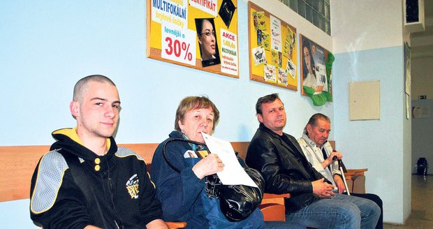 Zleva Michal Kotucz, Marie Bitmonová, Josef Kratochvíl, Rudolf Bitmon – všichni včera museli k lékaři, a že by měli platit ještě víc než současných 30 korun za návštěvu, je naštvalo