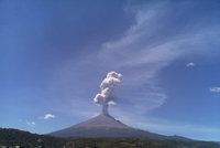 Mexická sopka začíná běsnit: Z Popocatépetlu stoupá kouř