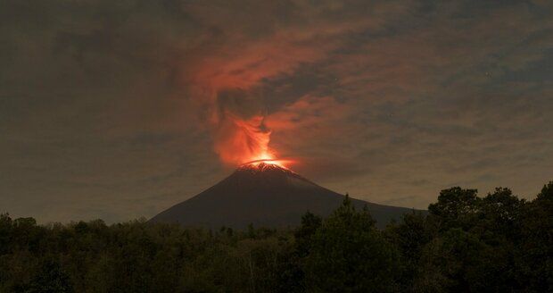 Slavná sopka Popocatépetl se probudila. Na okolní obce vrhla nánosy popela, hrozí evakuace