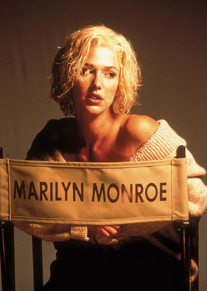 Poppy Montgomeryová ve filmu Blondýna z roku 2001