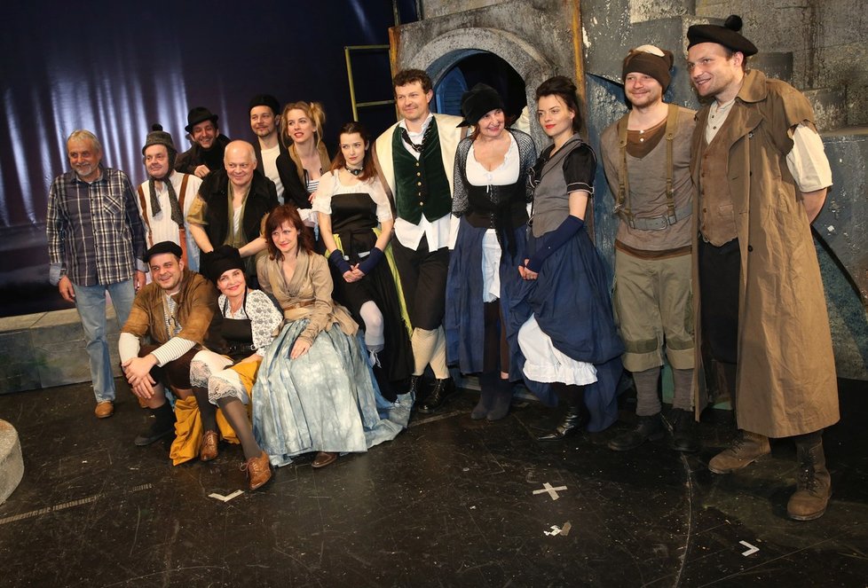 Herci z divadelní hry Poprask na Laguně si vyzkoušely kostýmy.