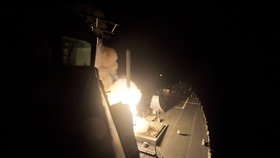 Torpédoborec USS Arleigh Burke odpaluje rakety Tomahawk.
