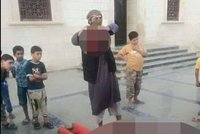 Děti, dnešní lekce je poprava: Chlapci školení ISIS při sledování řezání hlavy zaživa nehnuli ani brvou