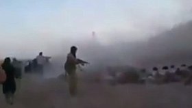 Džihádisté pálí do syrských vojáků.