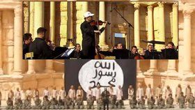 Loni v červenci na stejném místě Islámský stát hromadně popravoval. Teď se v amfiteátru syrské Palmýry konal vzpomínkový koncert.