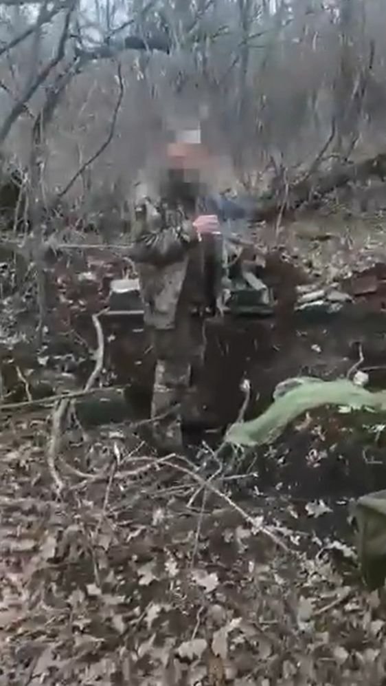 Poslední cigareta ve vykopaném hrobě, a pak Rusové zajatce popravili, ukazuje údajně video na soc. sítích.