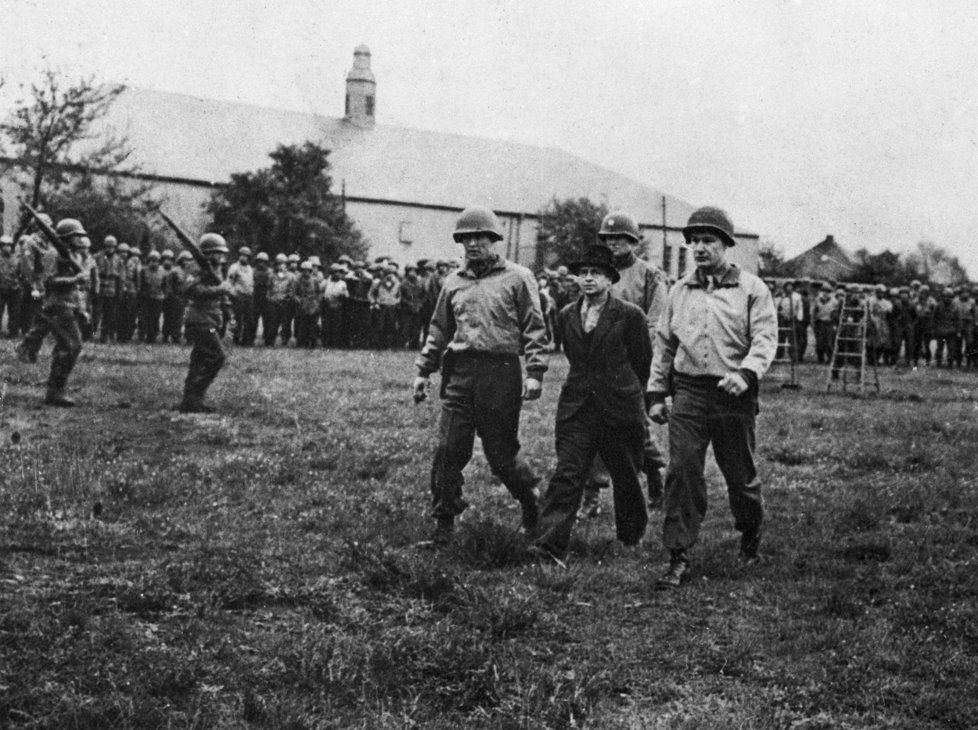 Vojáci vedoucí muže na popravu. (Německo, 1945)