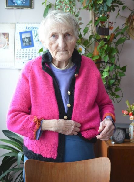 Lenka Buriánová (80) ukázala, kam ji Lulek bodl, když přispěchala na pomoc jeho manželce.