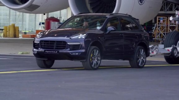 Porsche má Guinnessův rekord. Cayenne utáhnul 285tunový Airbus!