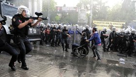 Policisté do davu stříleli paintballovými zbraněmi.