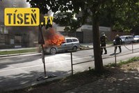 Mohutný plamen zachvátil auto v Praze