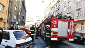 V Dobrovského ulici v Praze 7 vypukl požár v kuchyni jednoho z bytů. Na místo vyjeli hasiči i záchranáři.