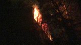 VIDEO: Na Žižkově šlehaly k nebi plameny a sršely jiskry. Vzplála tam vybydlená budova 