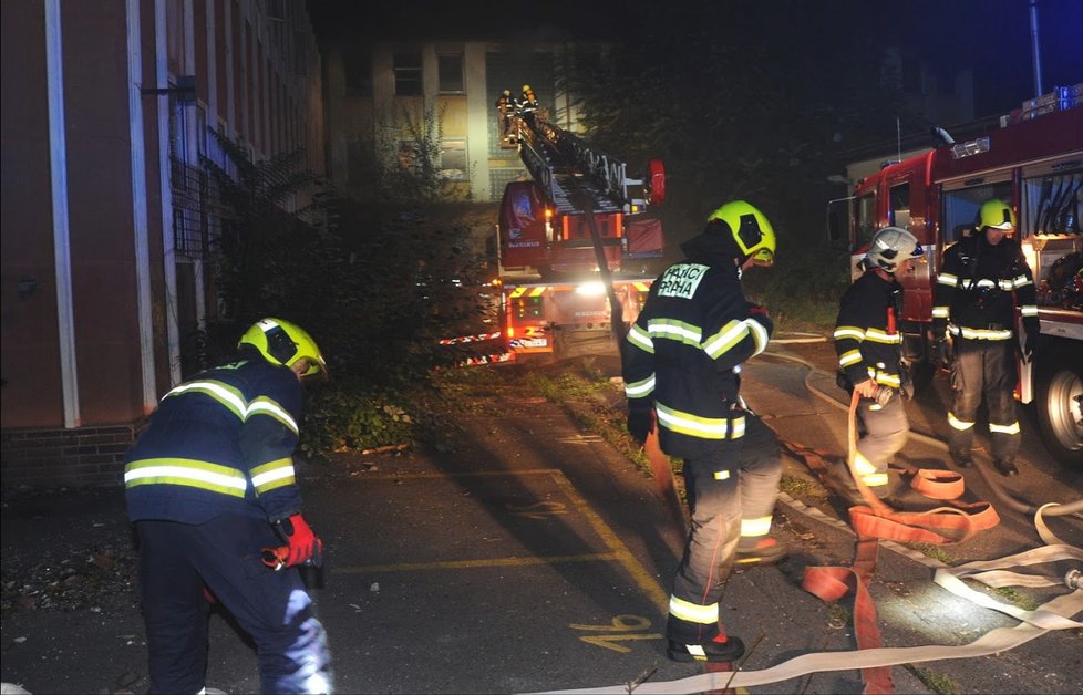 Pražští hasiči zasahovali v sobotu před půlnocí u rozsáhlého požáru vybydlené budovy v Jeseniově ulici. Zachránili při tom pět osob bez domova, které se tou dobou v objektu vyskytovaly.