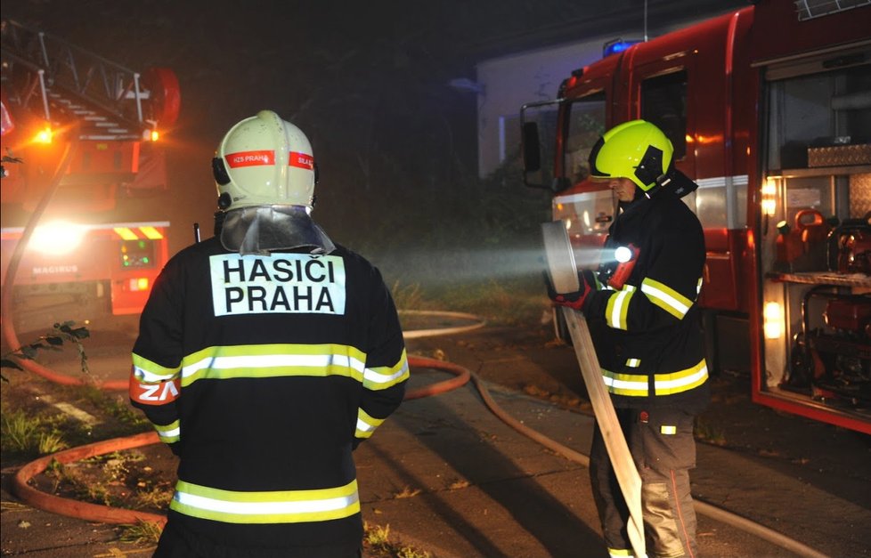 Pražští hasiči zasahovali v sobotu před půlnocí u rozsáhlého požáru vybydlené budovy v Jeseniově ulici. Zachránili při tom pět osob bez domova, které se tou dobou v objektu vyskytovaly.