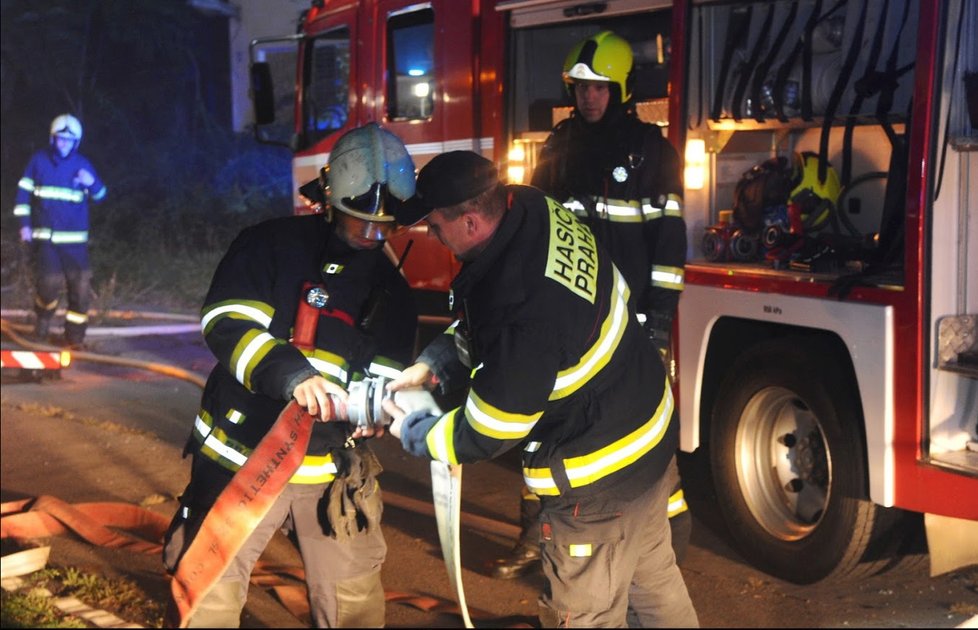 Pražští hasiči zasahovali v sobotu před půlnocí u rozsáhlého požáru vybydlené budovy v Jeseniově ulici. Zachránili při tom pět osob bez domova, které se tou dobou v objektu vyskytovaly.
