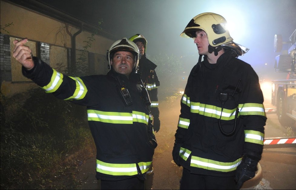 Pražští hasiči zasahovali v sobotu před půlnocí u rozsáhlého požáru vybydlené budovy v Jeseniově ulici. Zachránili při tom pět osob bez domova, které se tou dobou v objektu vyskytovaly.