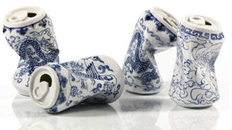 Zmačkaná plechovka, nebo vzácný porcelán? Umělec si hraje s materiálem, výsledek je působivý