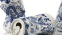 Porcelán, nebo plechovka? Umělec přišel s originálním provedením tradičního čínského produktu.