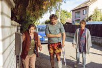 Dva bratři, jedna zahrada a nervy na pochodu Lněnička, Isteník, Dyková a Termerová natáčí novou komedii Pořezat pár větví