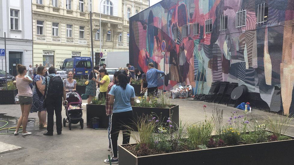 Ulice Za Poříčskou branou už nebude veřejnými toaletami. Mění se na veřejné místo s květinami