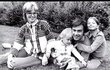 Archivní snímek Pavlíny s rodiči a sestrou 