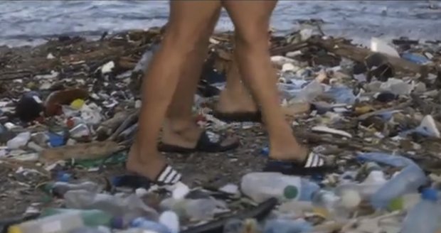 Vášnivý sex na pláži mezi odpadky: Pornhub zachraňuje planetu šokujícím pornem!