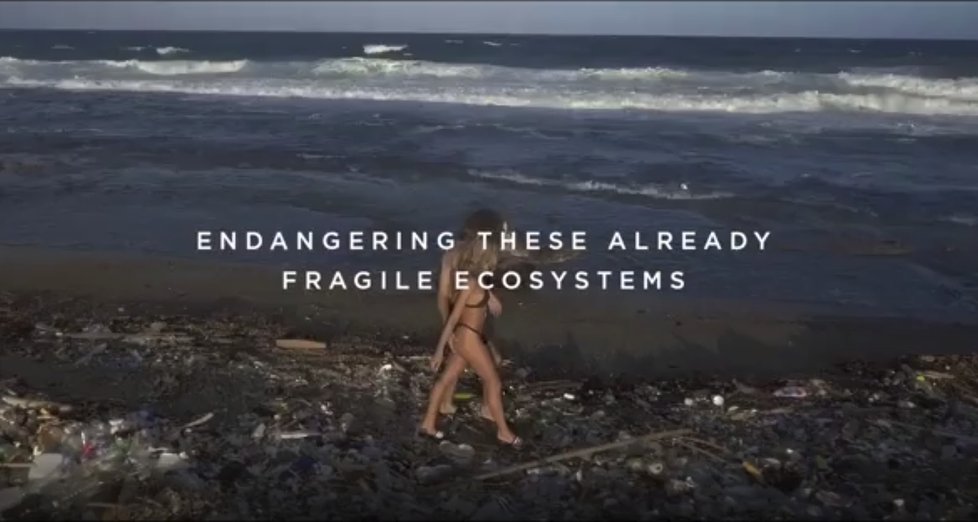 Vášnivý sex na pláži mezi odpadky: Pornhub zachraňuje planetu šokujícím pornem!