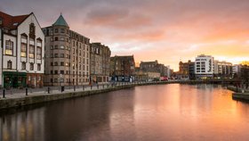 Leith, jedna z nejzajímavějších čtvrtí na světě a historická přístavní čtvrť Edinburghu, kdysi byla hlavní bránou Skotska pro světový obchod. Dnes Leith – který se dostal do užšího výběru na první britské „Město kultury“ – spojuje námořní dědictví s pulzující moderní atmosférou, od gastro zážitků až po nezávislé obchody a kulturní atrakce.