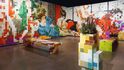 Pornografické motivy „rozkostičkované“ do barevné mozaiky na stěnách instalace Tobiase Rehbergera
