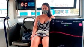 Policie pátrá po pornoherečce: Natočila scénu v autobuse, neměla při tom na sobě roušku!