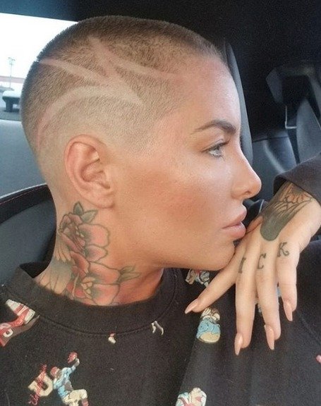 Pornoherečka Christy Mack, která je Knechtové podobná