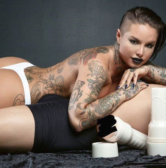 Pornoherečka Christy Mack, která je Katce podobná