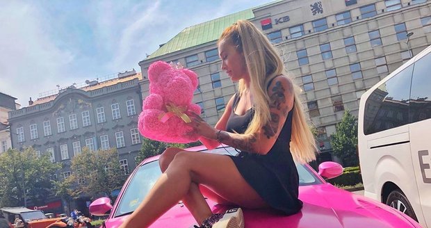 Daisy Lee a její růžové BMW
