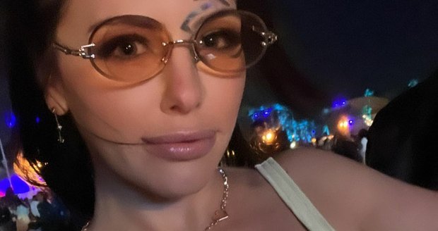 Pornohvězda Adriana Chechiková (31) hupsla do pěnovky a zlámala si páteř: Po zranění navíc potratila!