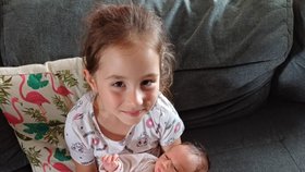 Lucinka (5) se sestřičkou Nelou.