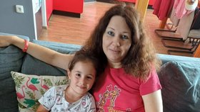 Lucinka (5) se sestřičkou Nelou a maminkou Ivanou.