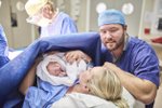 Zatímco se žena v porodnici vzpamatovávala po akutním císařském řezu, manžel změnil jméno jejich novorozeného syna. Proč?