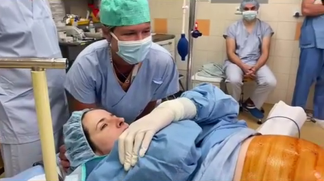 Maminky v Městské nemocnici Ostrava si po plánovaném císařském řezu samy mohou vytáhnout dítě z břicha.
